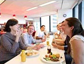 Pessoas no Google almoçando
