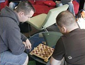 Pessoas jogando xadrez em sua hora vaga